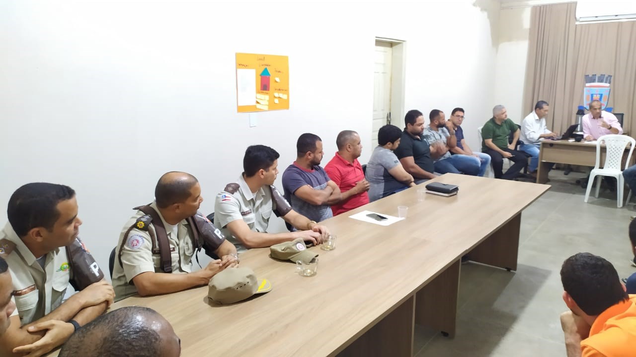 Camacã: Prefeito se reúne com representantes dos blocos e outras autoridades para organização da Festa da Cidade

